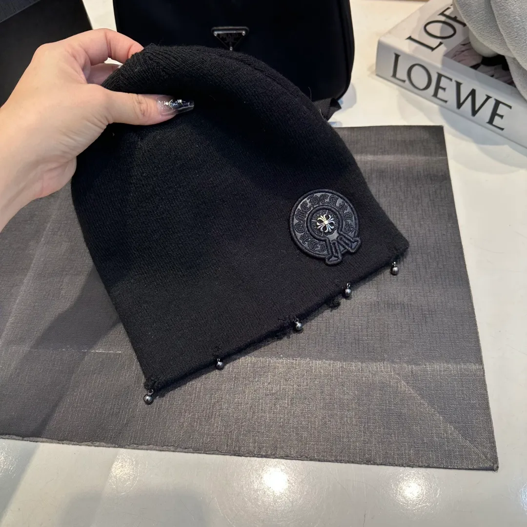 P70 Crow Heart Autumn and Winter Wool Knitted Beanie This must be the favorite of minimalism. It is clean, neat, fashionable and versatile, and will definitely not be picky about your face shape! A fashionable classic that lasts forever! Fashionable black and white can be purchased together!